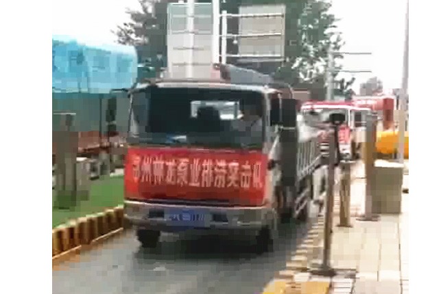 我公司新組織的搶險排澇設(shè)備及人員，出發(fā)馳援焦作災區(qū)，兄弟們辛苦了，加油！
