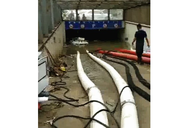 二環(huán)支路沙口路，山東消防兩臺，我們?nèi)_潛水泵同時運行，一切正常了